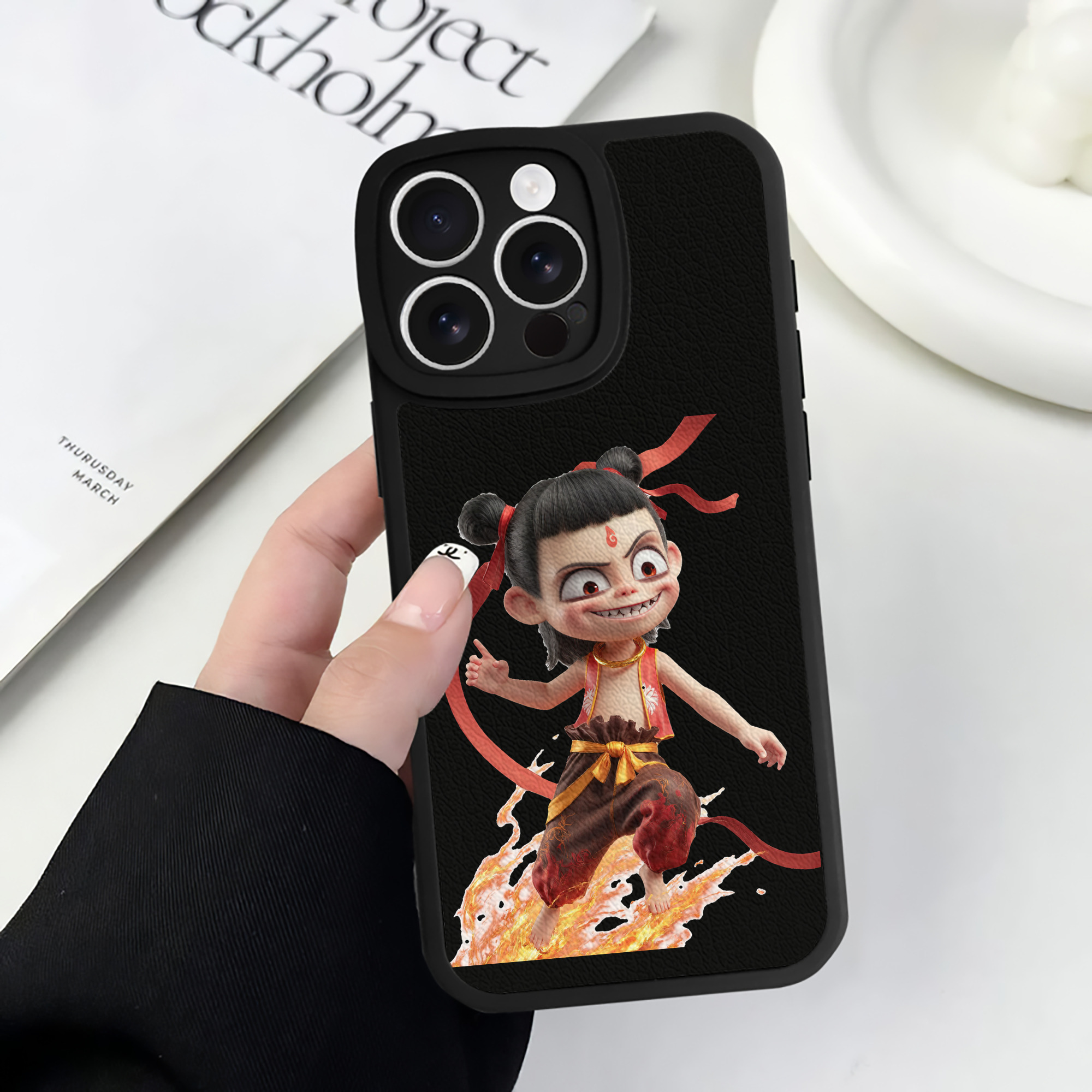 （画像用） Ne Zha 2 ナタ 魔童の大暴れ 【iPhone 16シリーズ対応】シリコンスマホケース（レザー調） 材質：シリコン
